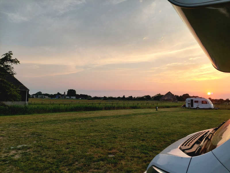 caravan op camping de Texelaar met zonsondergang