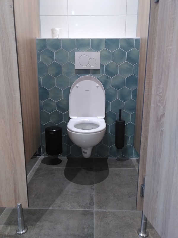 toilet in het sanitaitgebouw